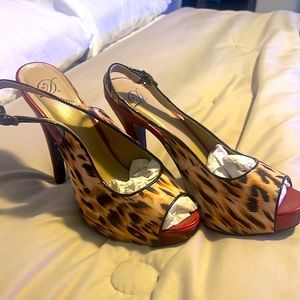 Women’s shoe Heel multi-color size 9 (like new)
